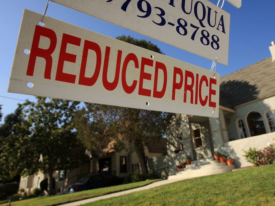 Ein Maklerschild wirbt dafür, dass der Preis eines Hauses reduziert wurde