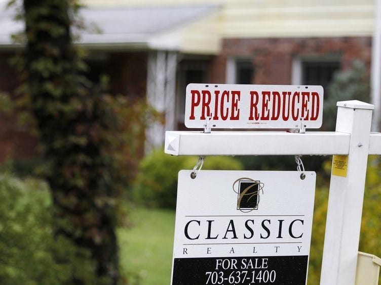 Ein „Preis reduziert“-Schild ist auf einem zum Verkauf stehenden Haus in einem Vorort von Wien im Norden von Virginia, außerhalb von Washington, am 27. Oktober 2010 angebracht. REUTERS/Larry Downing