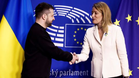 Selenskyj schüttelt der Präsidentin des Europäischen Parlaments, Roberta Metsola, die Hand, als er im EU-Parlament in Brüssel ankommt. 
