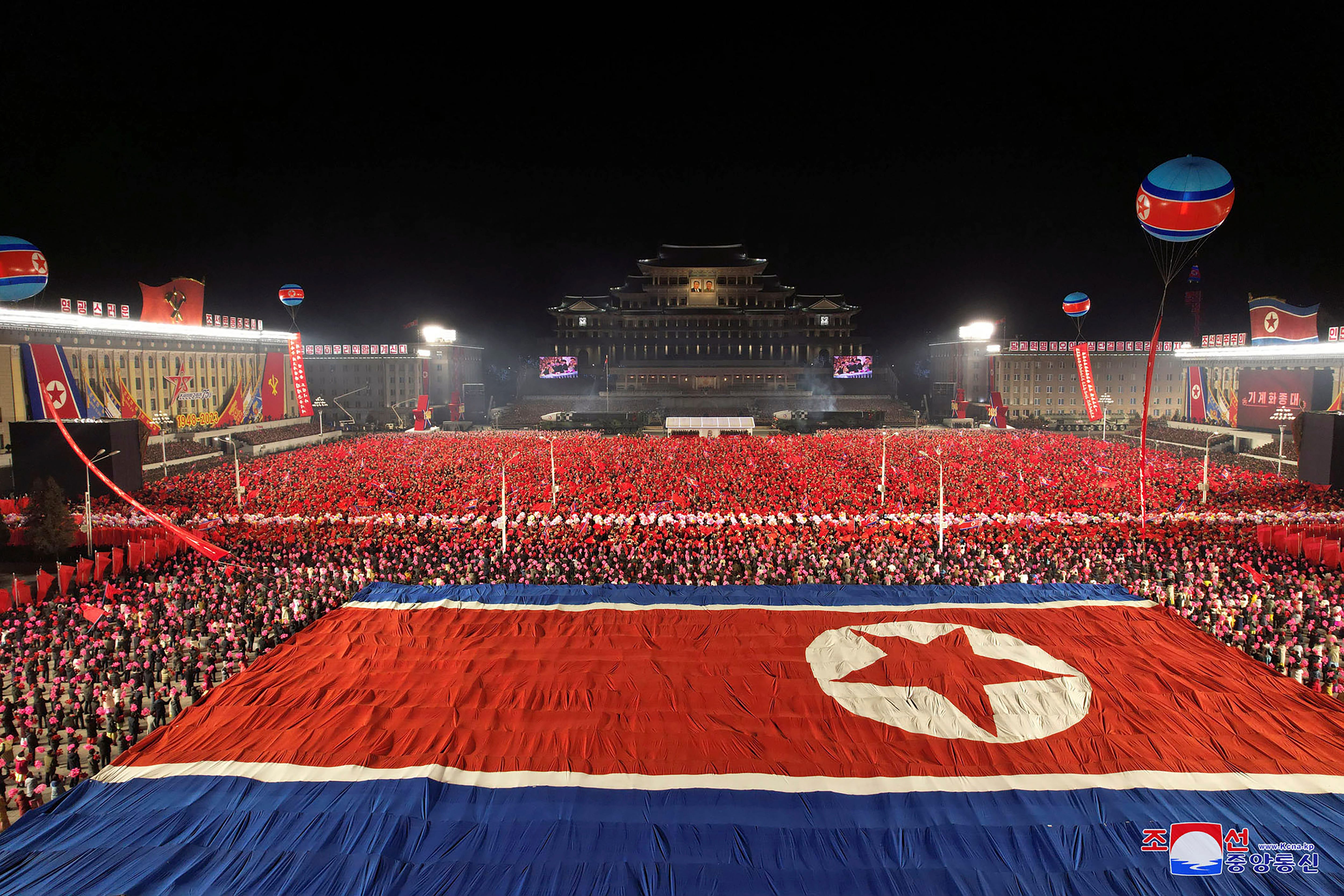 Auf diesem von der nordkoreanischen Regierung bereitgestellten Foto findet am Mittwoch, den 8. Februar 2023, auf dem Kim-Il-Sung-Platz in Pjöngjang, Nordkorea, eine Militärparade statt, um den 75. Jahrestag der Gründung der Koreanischen Volksarmee zu begehen.