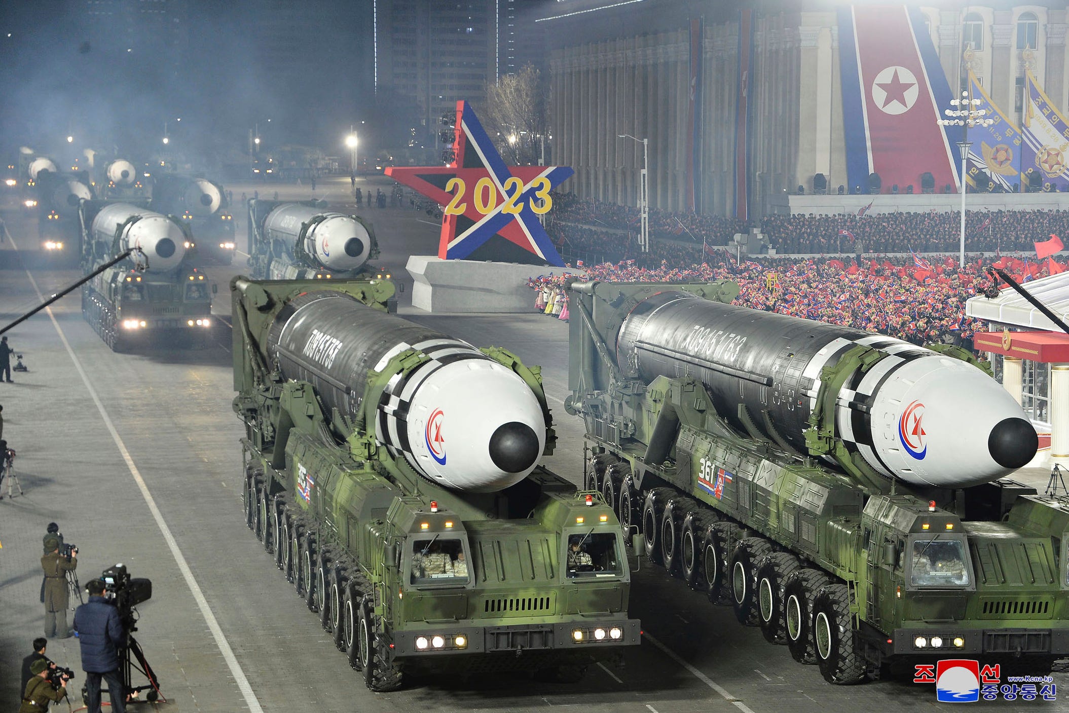 Auf diesem von der nordkoreanischen Regierung zur Verfügung gestellten Foto werden während einer Militärparade anlässlich des 75. Gründungsjubiläums der nordkoreanischen Armee auf dem Kim-Il-Sung-Platz in Pjöngjang, Nordkorea, am Mittwoch, dem 8. Februar, ballistische Interkontinentalraketen gezeigt. 2023.