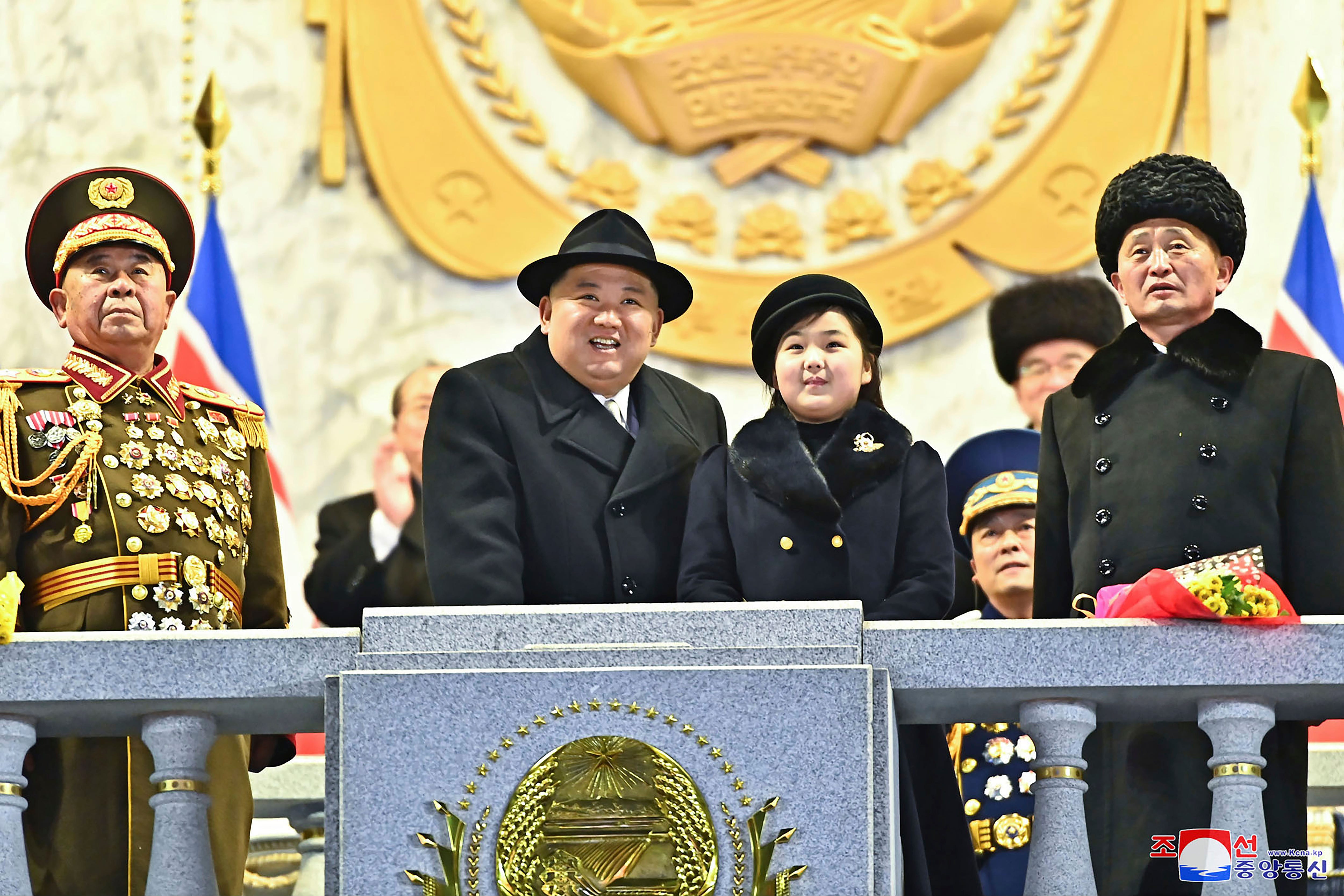 Auf diesem von der nordkoreanischen Regierung bereitgestellten Foto nimmt der nordkoreanische Führer Kim Jong Un (Mitte links) mit seiner Tochter an einer Militärparade zum 75. Jahrestag der Gründung der koreanischen Volksarmee auf dem Kim-Il-Sung-Platz in Pjöngjang, Nordkorea, teil. 8. Februar 2023.
