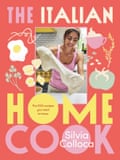 Ein Buchcover mit dem Titel „The Italian Home Cook“ in buntem Blocktext auf rosafarbenem Hintergrund mit einem Bild der Köchin Silvia Colloca, die Teig ausdehnt.