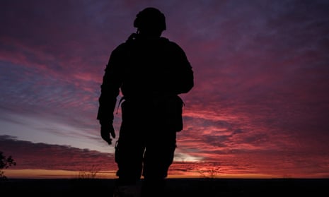Ein ukrainischer Soldat wurde am 9. Februar bei Sonnenuntergang an einem Kontrollpunkt in der Region Donezk gesehen.