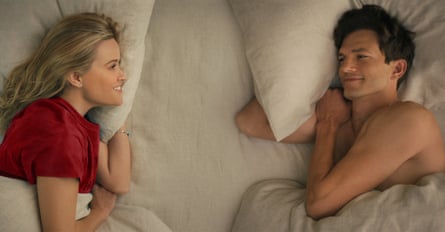 Reese Witherspoon und Ashton Kutcher liegen in Your Place or Mine im Bett