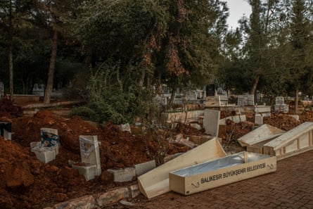 Frisch ausgehobene Gräber auf dem Nurdağı-Friedhof