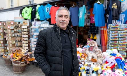 Kia Zarezadeh vor seinem Geschäft am Hafen