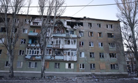 Ein Blick auf beschädigte Gebäude in Bakhmut, Ukraine am 9. Februar 2023.