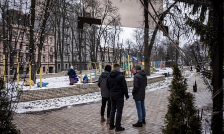 Die ukrainischen Saboteure Taras, Olexiy und Vladyslav (nicht ihre richtigen Namen) im Taras Shevchenko Park im Zentrum von Kiew.