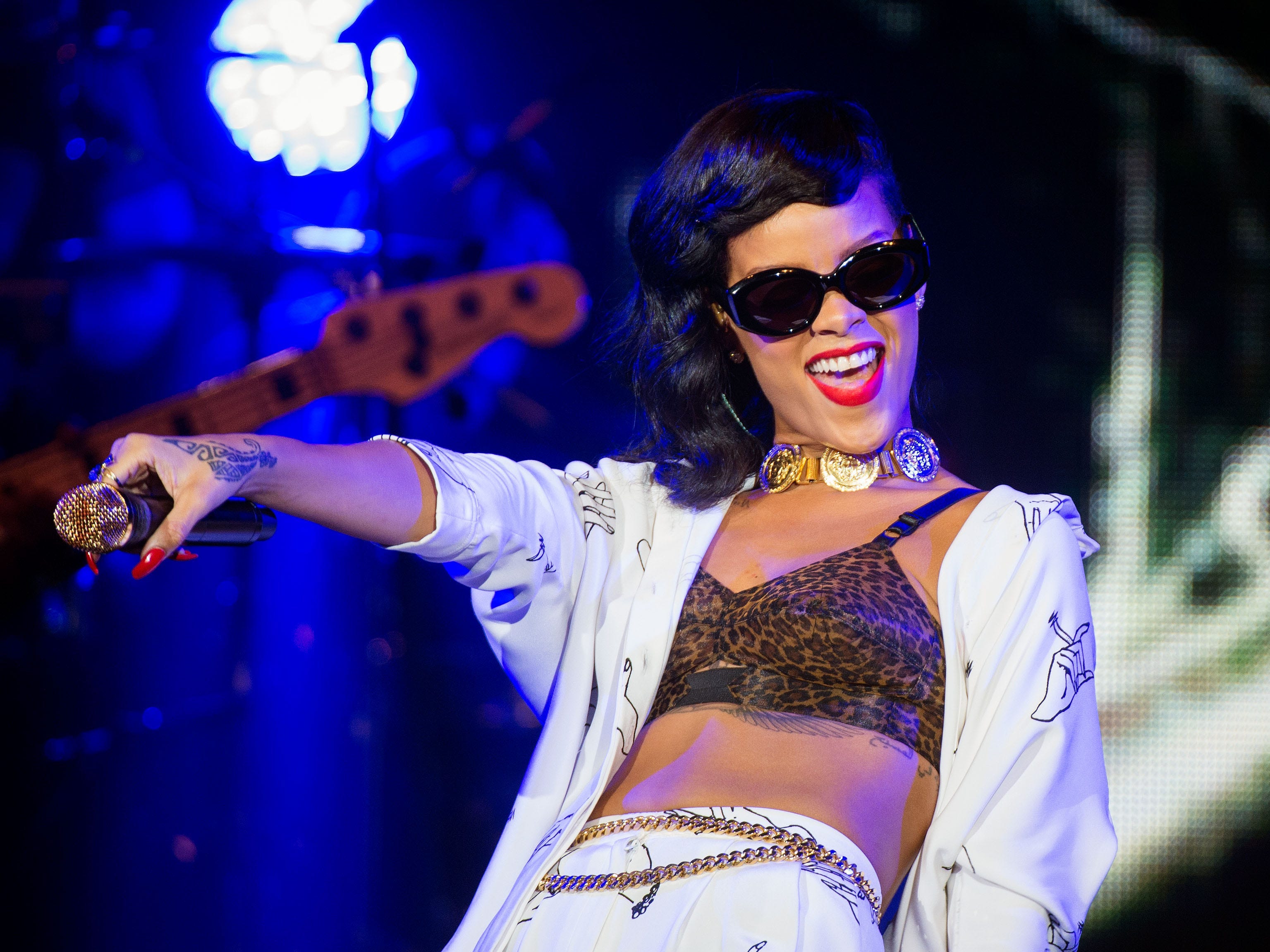 Rihanna war 2012 mit einer Sonnenbrille und einem Mikrofon auf Tour