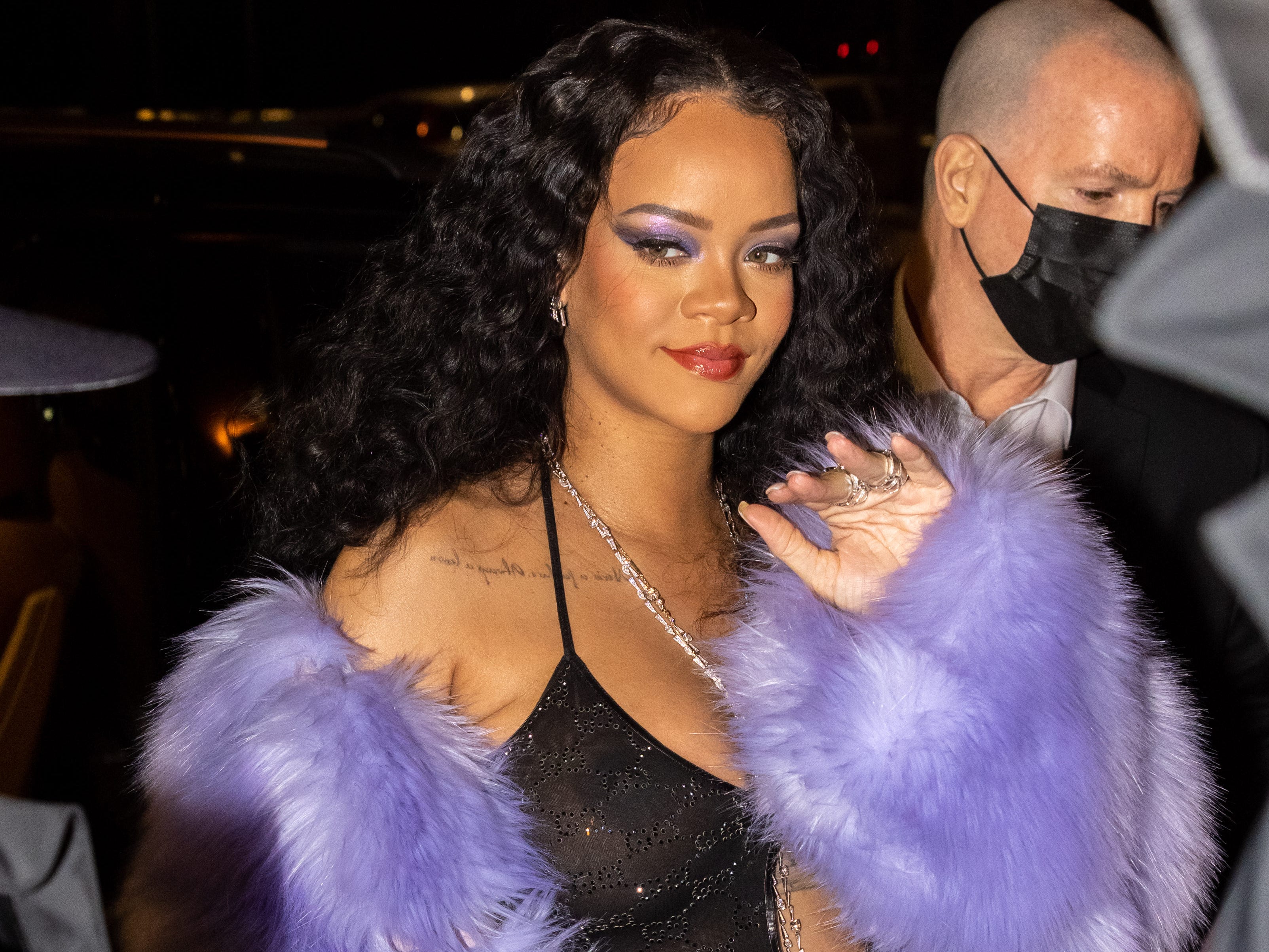 ) Rihanna ist während der Mailänder Modewoche am 25. Februar 2022 zu sehen.