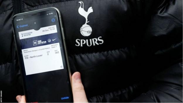 Ein Tottenham-Fan zeigt sein digitales Ticket auf seinem Handy
