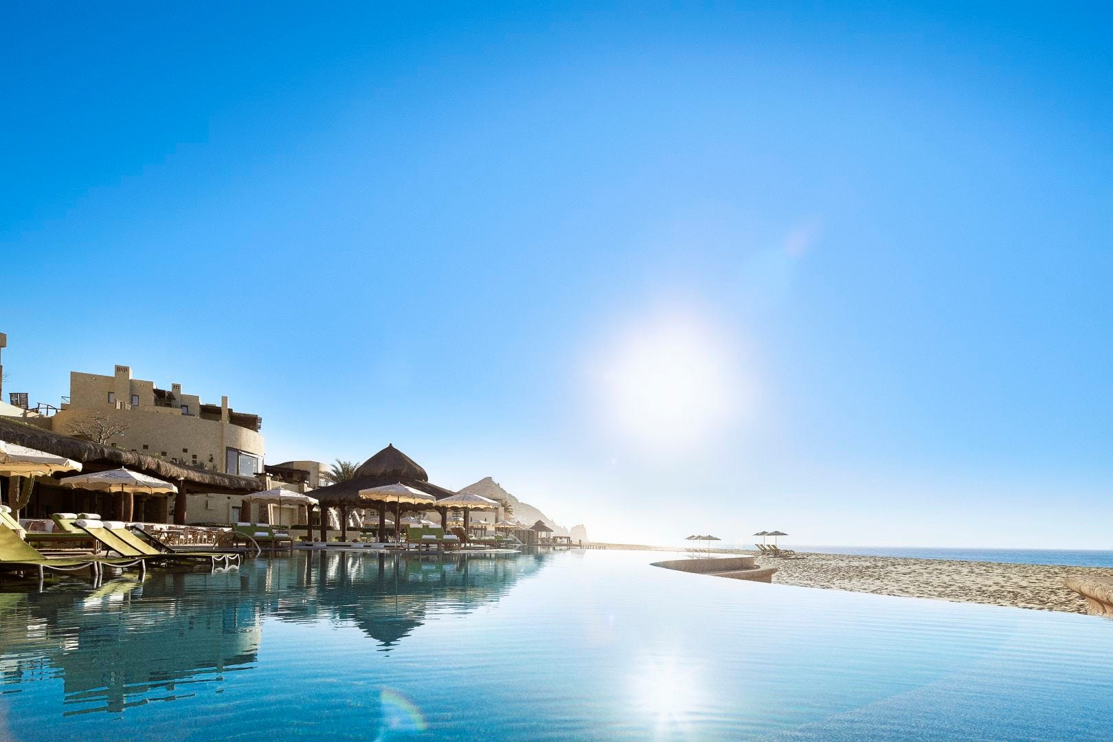 Blick vom Infinity-Pool auf das Hotelgelände, den Strand und das Meer im Waldorf Astoria Los Cabos Pedregal.