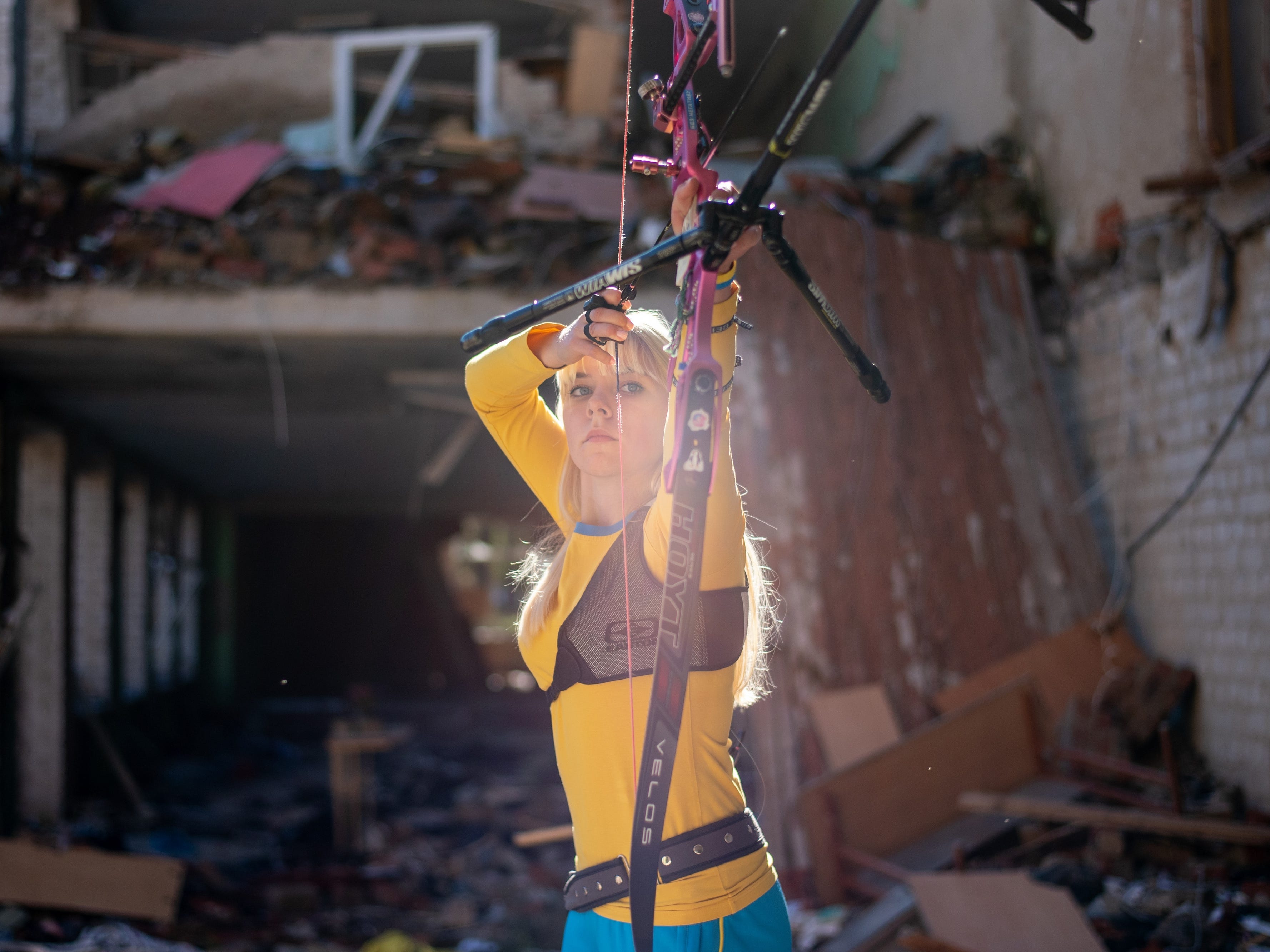 Ein Bogenschütze beim Training im Korridor einer zerstörten Schule in Tschernihiw in der Nordukraine.