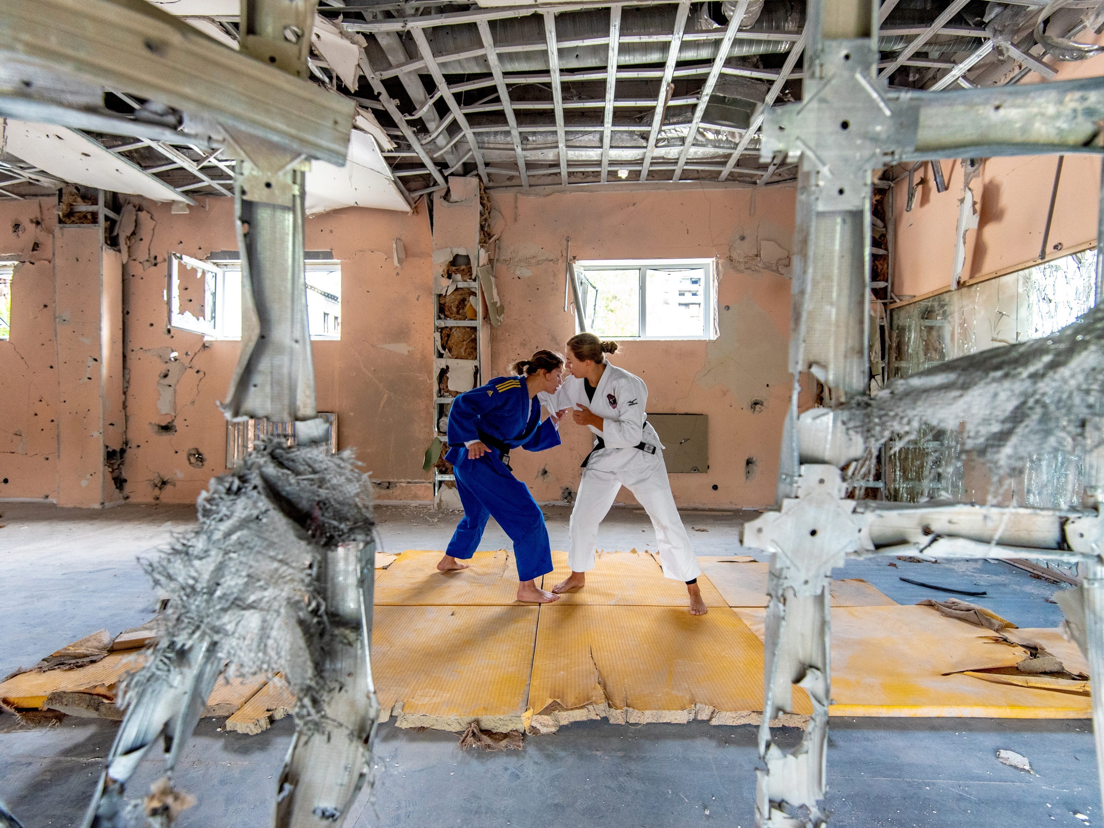 Judo-Athleten trainieren in einem Sportkomplex in der Region Kiew, der nach Beschuss zerstört wurde.