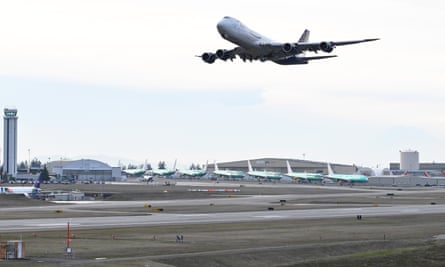 Eine Boeing 747 hebt vom Flughafen Paine Field in der Nähe von Seattle, Washington, ab.