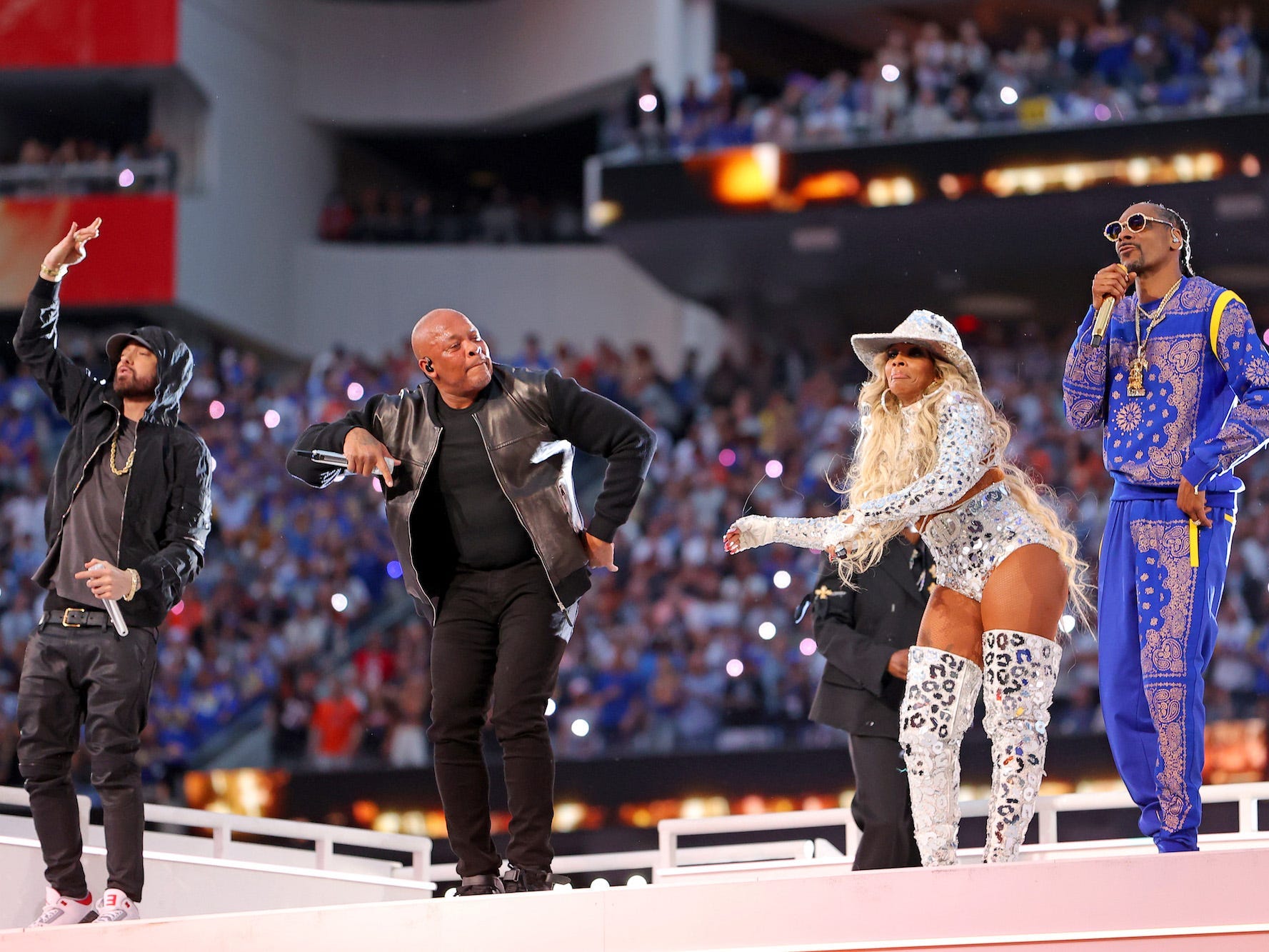 (LR) Eminem, Dr. Dre, Mary J. Blige und Snoop Dogg treten am 13. Februar 2022 während der Pepsi Super Bowl LVI Halftime Show im SoFi-Stadion auf.