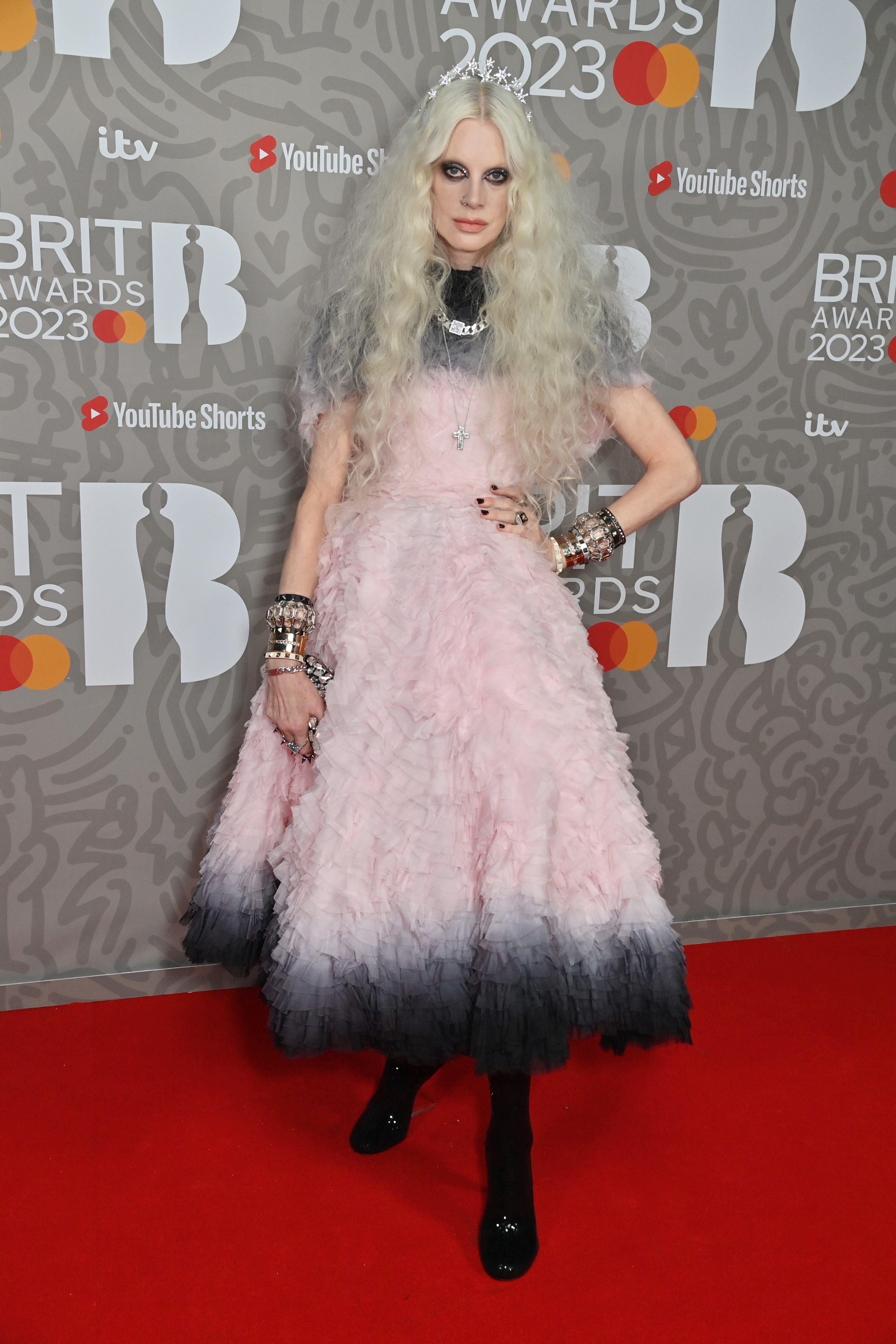 Kristen McMenamy nimmt an den Brit Awards 2023 in einem rosa-schwarzen Rüschenkleid und gestapelten Armbändern teil.