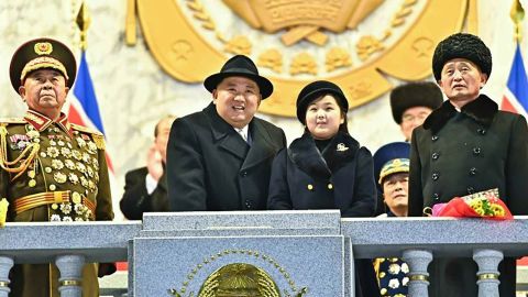 Kim Jong Un und seine Tochter nehmen an einer Militärparade zur Feier des Gründungsjubiläums der nordkoreanischen Armee teil, bei der am 8. Februar 2023 die neuesten Waffen Nordkoreas ausgestellt wurden. 