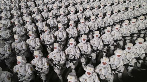 Auf diesem von der nordkoreanischen Regierung bereitgestellten Foto marschieren Soldaten während einer Militärparade anlässlich des 75. Jahrestages der Gründung der koreanischen Volksarmee auf dem Kim-Il-Sung-Platz in Pjöngjang, Nordkorea, Mittwoch, 8. Februar 2023. 