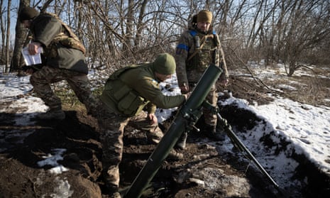 Ukrainische Soldaten feuern eine Mörsergranate auf die Frontstellung in der Nähe der Stadt Vuhledar in der Region Donezk.