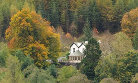 Ein weißes Haus, umgeben von Wald