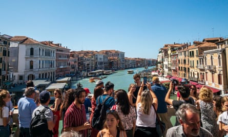Touristen drängen sich auf der Rialtobrücke mit Blick auf den Canal Grande