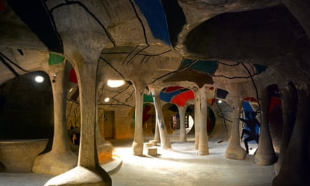 Das Amdavad ni Gufa (1990) verwendete keramikverkleidete Kuppeln von unregelmäßiger Form, um eine permanente Installation des Künstlers Maqbool Fida Husain in einem Raum zu beherbergen, der einer fantastischen Höhle ähnelt.