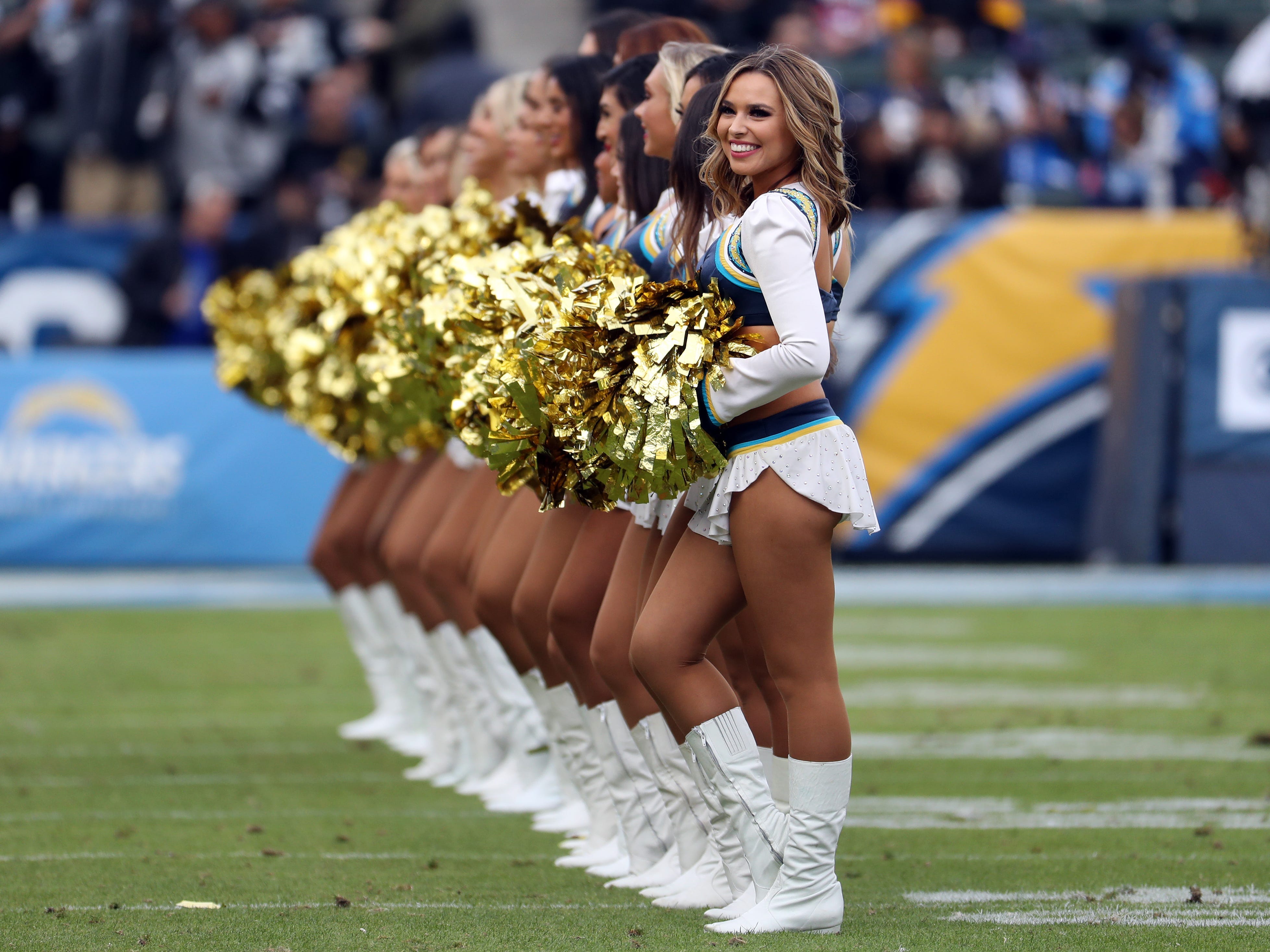 Cheerleader der Los Angeles Chargers treten am 22. Dezember 2019 während eines NFL-Spiels zwischen den Oakland Raiders und den Los Angeles Chargers auf