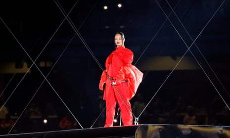 Apple Music Super Bowl LVII Halftime ShowGLENDALE, ARIZONA – 12. FEBRUAR: Rihanna tritt auf der Bühne während der Apple Music Super Bowl LVII Halftime Show im State Farm Stadium am 12. Februar 2023 in Glendale, Arizona auf.  (Foto von Mike Coppola/Getty Images)