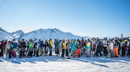 Skifahrer warten auf die Gondel zum höchsten Gipfel des Skigebiets l'Aiguille Rouge.
