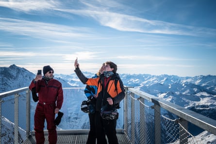 Touristen machen ein Selfie am höchsten Punkt im Skigebiet L'aiguille Rouge, 3.226 Meter.