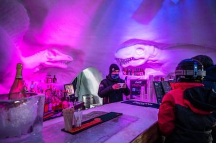 Ein Iglu beherbergt eine Bar, in der Skifahrer anhalten können, um einen Drink zu bestellen und die in die Wände gehauenen Eisskulpturen zu bewundern.
