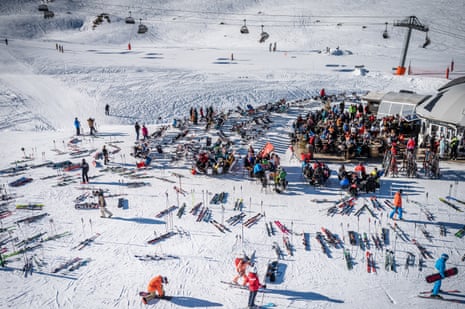 Bar im Skigebiet Arc 2000, wo sich viele Wintersportler zum Essen oder Trinken treffen