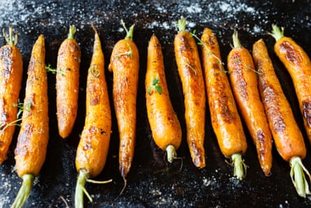 Ganze geröstete Karotten mit Schwänzen