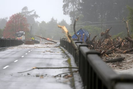 Die Redcliffe Bridge ist gesperrt, da sich am Dienstag Trümmer entlang des Tūtaekurī-Flusses im Vorort Taradale in Napier häufen.