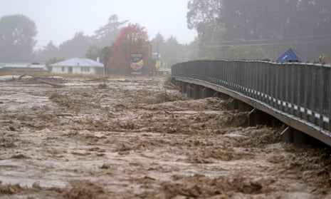 Die Redcliffe Bridge ist gesperrt, da sich entlang des Tutaekuri River in Napier, Neuseeland, Trümmer auftürmen.