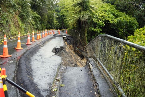 Eine beschädigte Straße in Titirangi, einem Vorort in West Auckland, am Montag.
