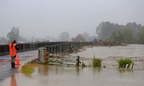 Die Redcliffe Bridge wird gesperrt, da sich entlang des Flusses Tūtaekurī in Napier Trümmer anhäufen.