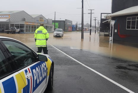 Die Polizei unterstützt Autofahrer am Montag bei Hochwasser in Whangārei.