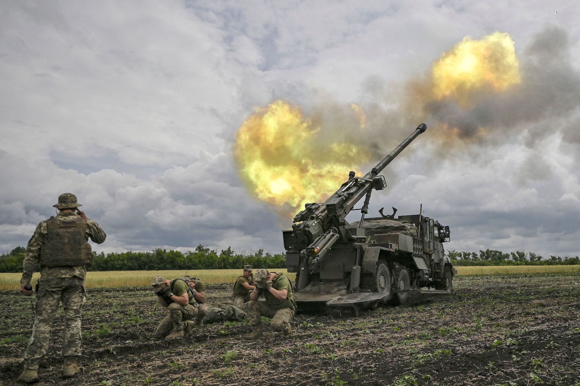 Ukrainische Truppen feuern Caesar-Haubitze im Donbass ab