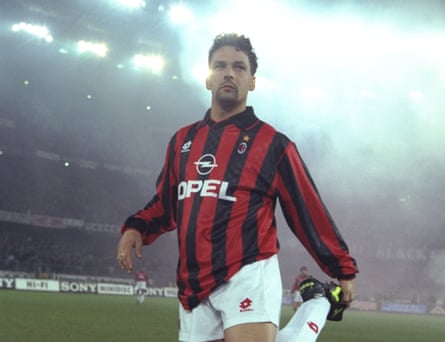 Roberto Baggio vom AC Mailand wärmt sich vor einem Spiel gegen seinen alten Klub Juventus im Februar 1996 auf