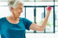 Ein jämmerlich geringes Gewicht … eine stereotype Bestandsaufnahme einer älteren Frau beim Trainieren.