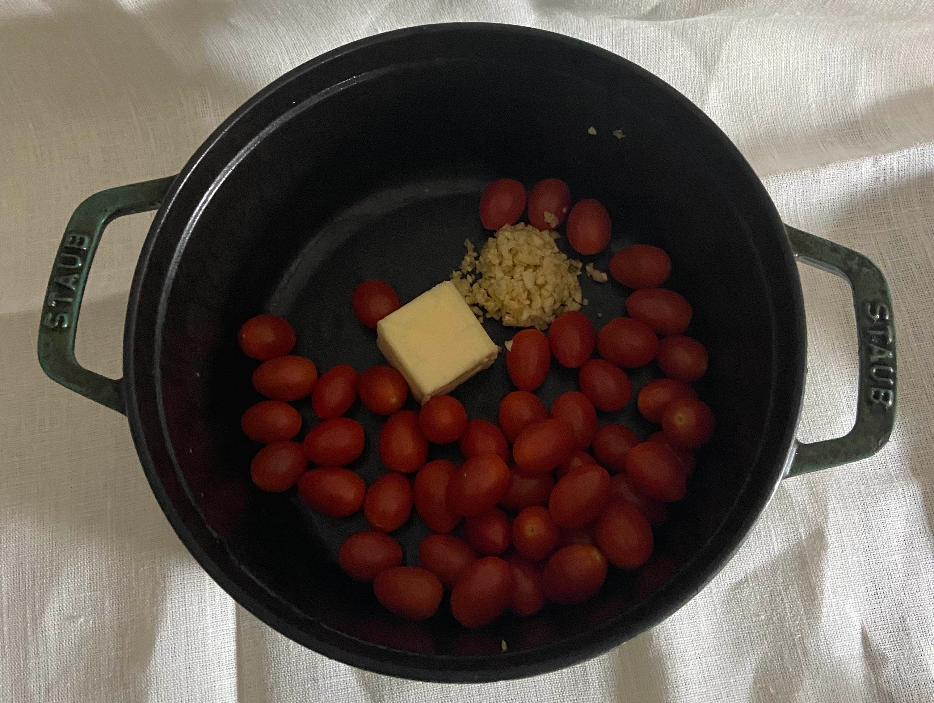 Tomaten, Butter, Knoblauch und Hefe in einem Dutch Oven