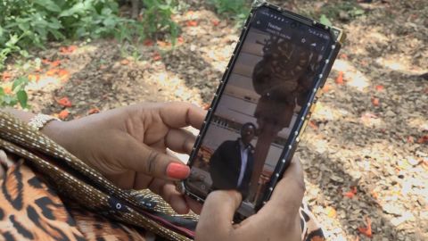 Der tansanische Student Nemes Tarimo wurde im Oktober in der Ukraine getötet.  Seine Cousine Rehema Makrene Kigoga sieht sich auf ihrem Handy ein Bild von ihm an.