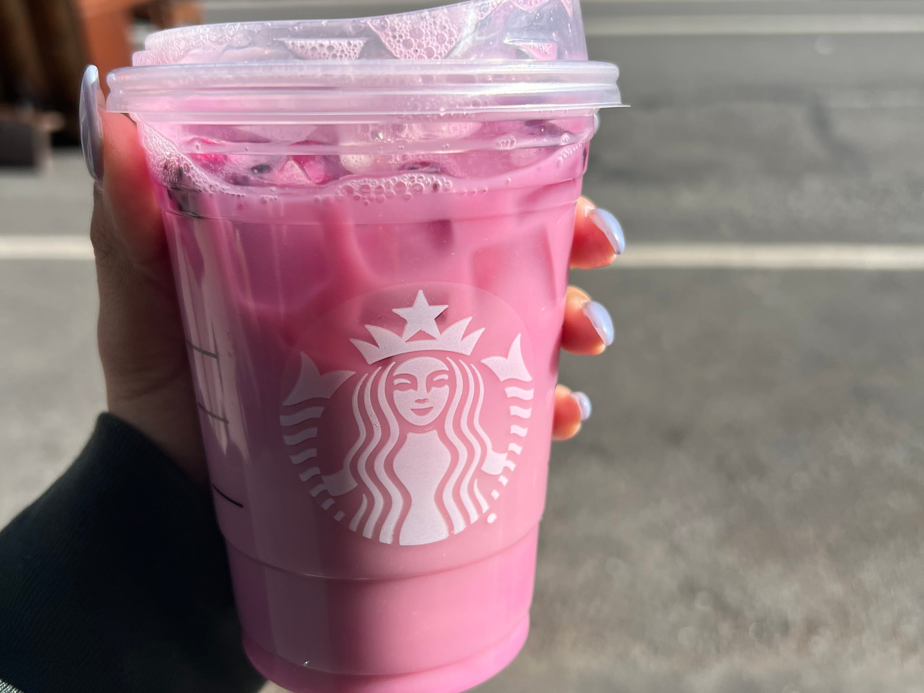 Pauline Villegas bestellt den geheimen Starbucks-Menüpunkt „Lavender Haze“ Taylor Swift Drink