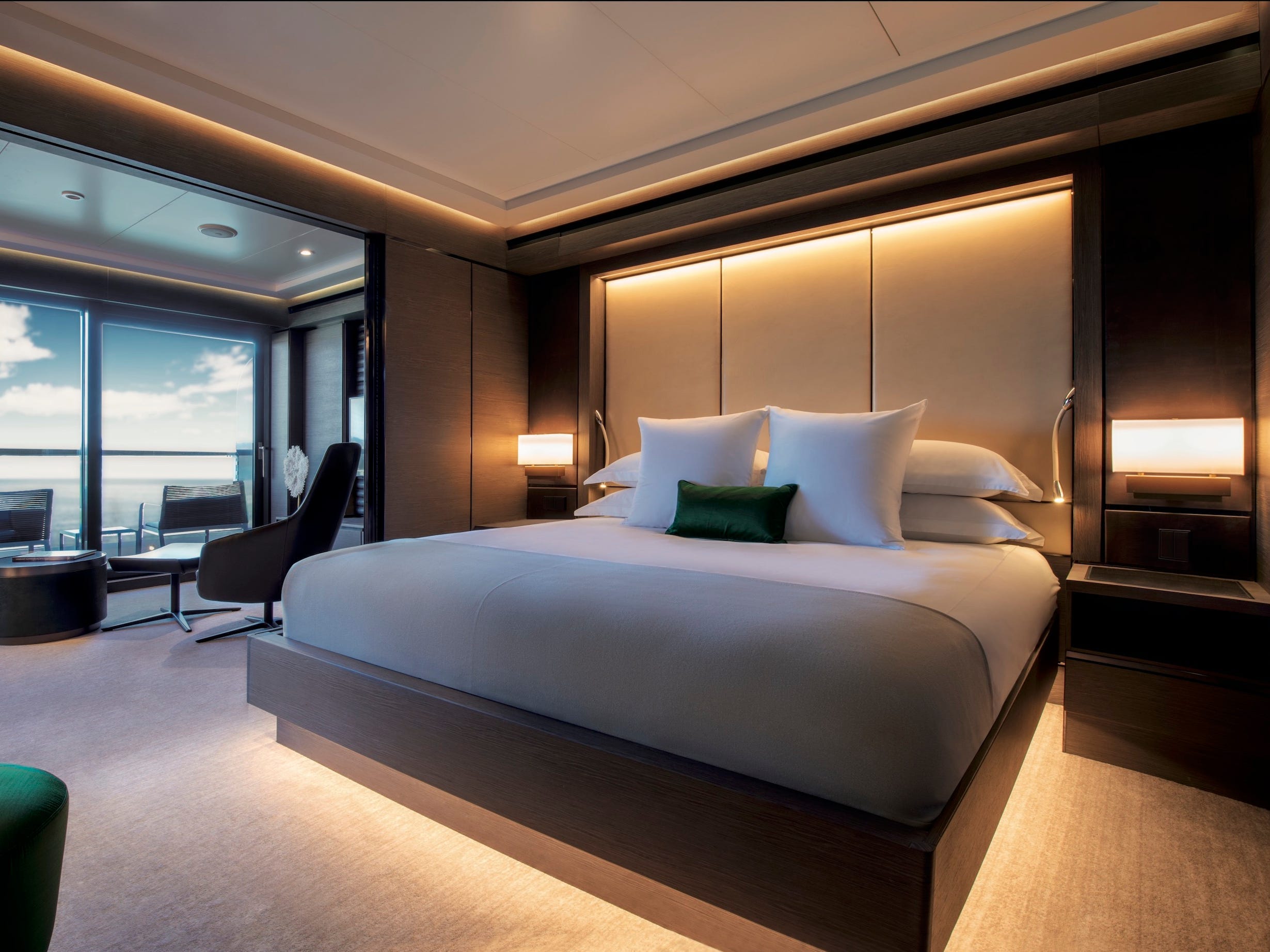 Ein Zimmer an Bord der Evrima der Ritz-Carlton Yacht Collection