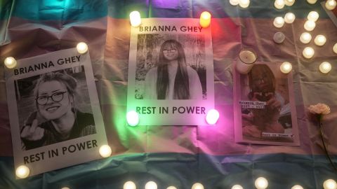 Bilder von Brianna Ghey werden während einer Mahnwache am Dienstag in Liverpool von Kerzen umgeben gezeigt.