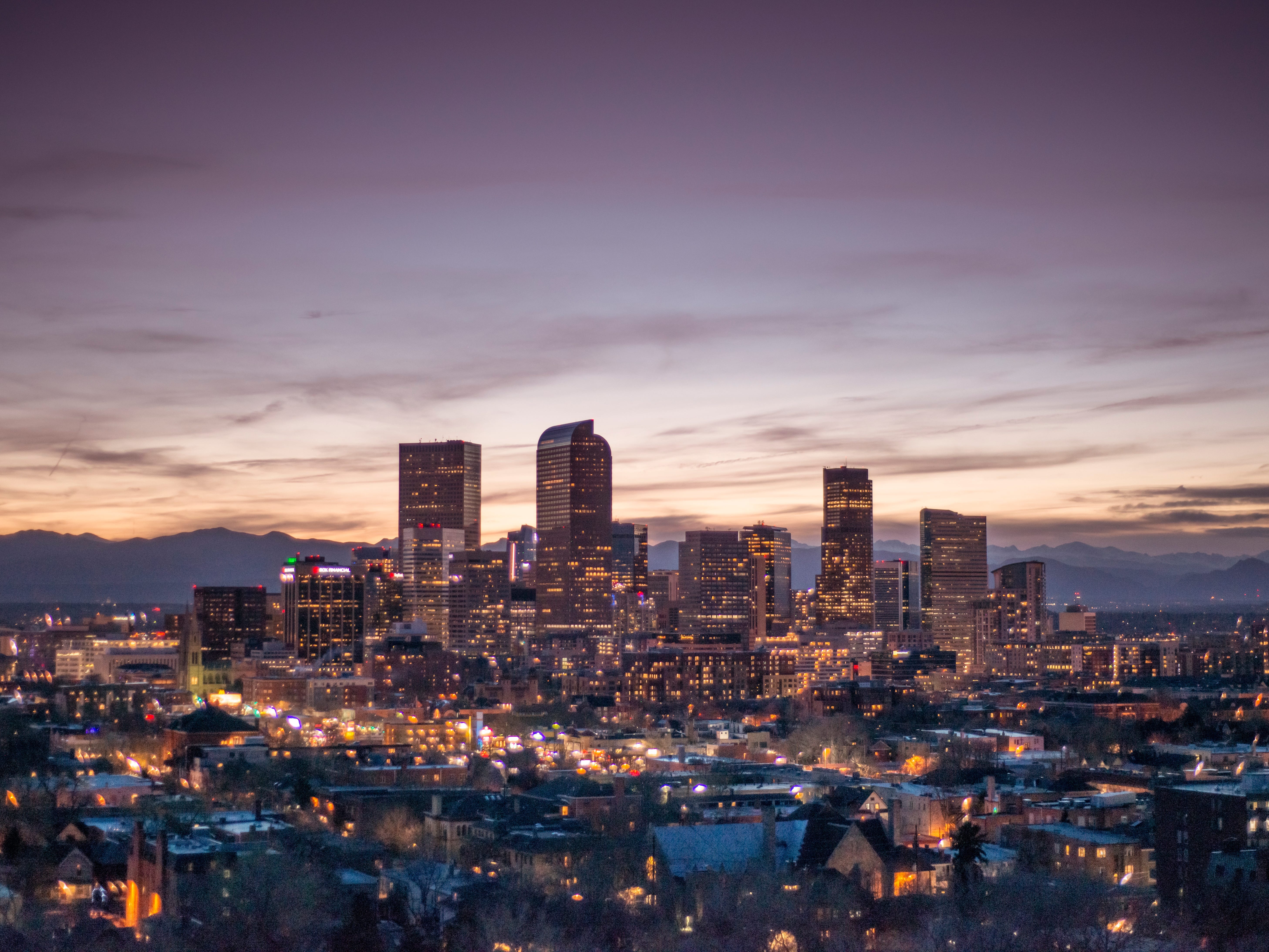 Nächtliche Skyline von Denver, Colorado