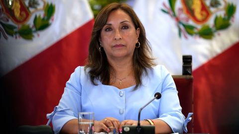 Die peruanische Präsidentin Dina Boluarte gibt am 10. Februar 2023 eine Pressekonferenz im Regierungspalast in Lima, Peru. 